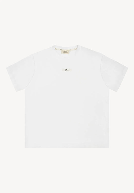 Przód kremowego T-shirtu z logo Bizuu na przodzie TISHALLE.