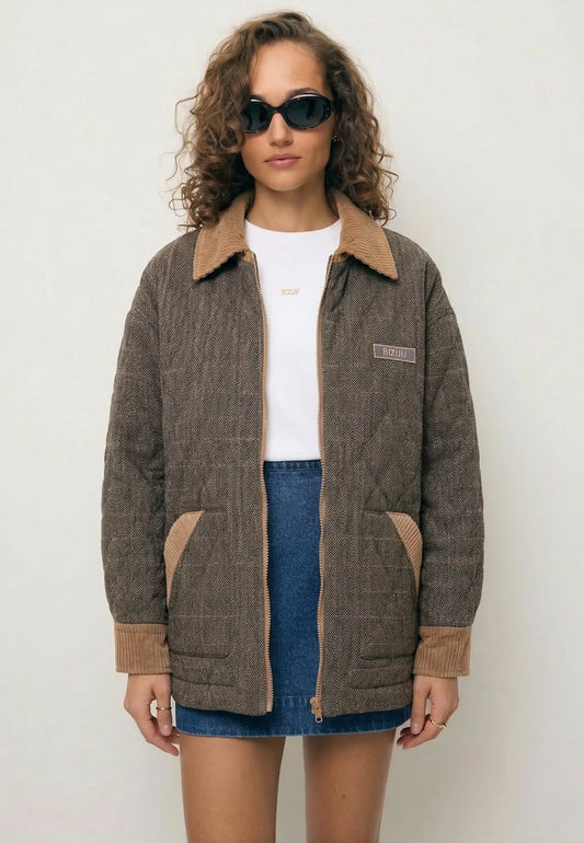 Modelka w kurtkę dwustronną, pikowaną BAIONA oraz T-shirt basicowy TISHALL.