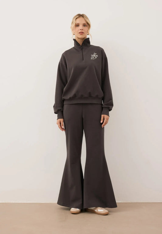 Modelka ubrana w czekoladowy dres damski - bluza TANSY i spodnie ZEIA.