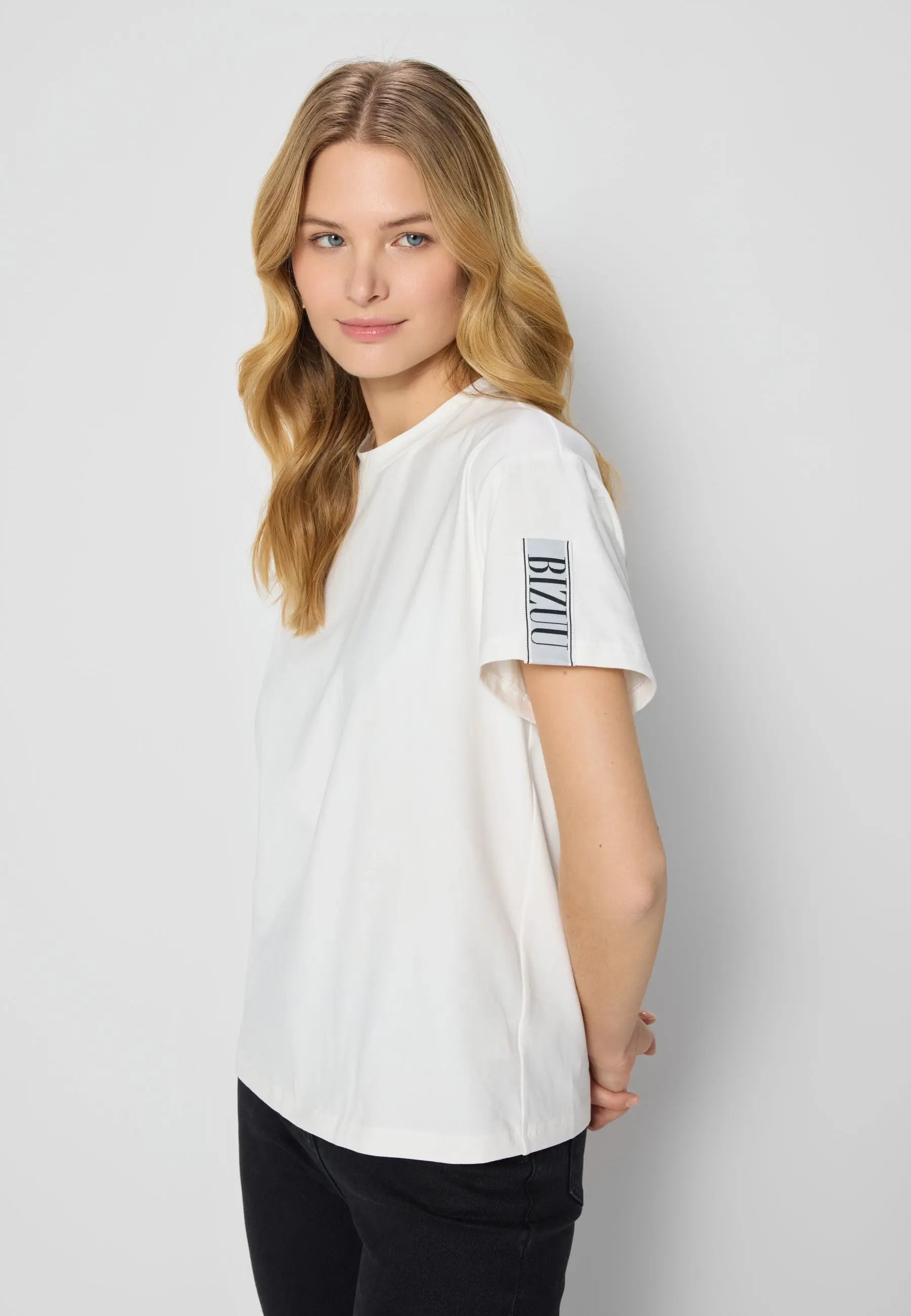 Kremowy t-shirt z logo na rękawie TISHAM