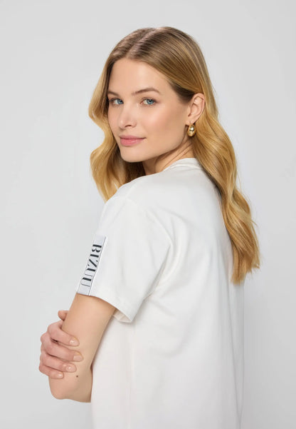 Kremowy t-shirt z logo na rękawie TISHAM