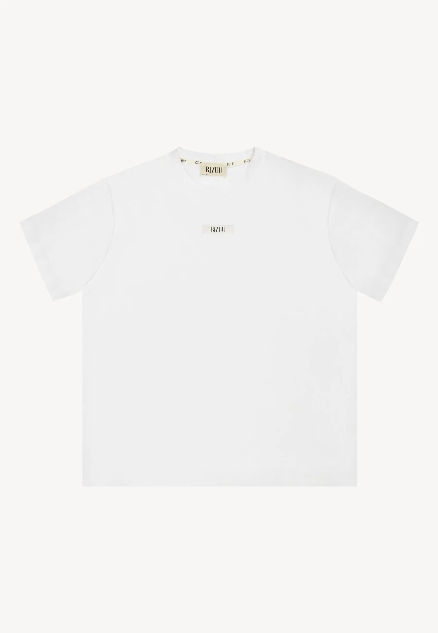 Przód kremowego T-shirtu z logo Bizuu na przodzie TISHALLE.
