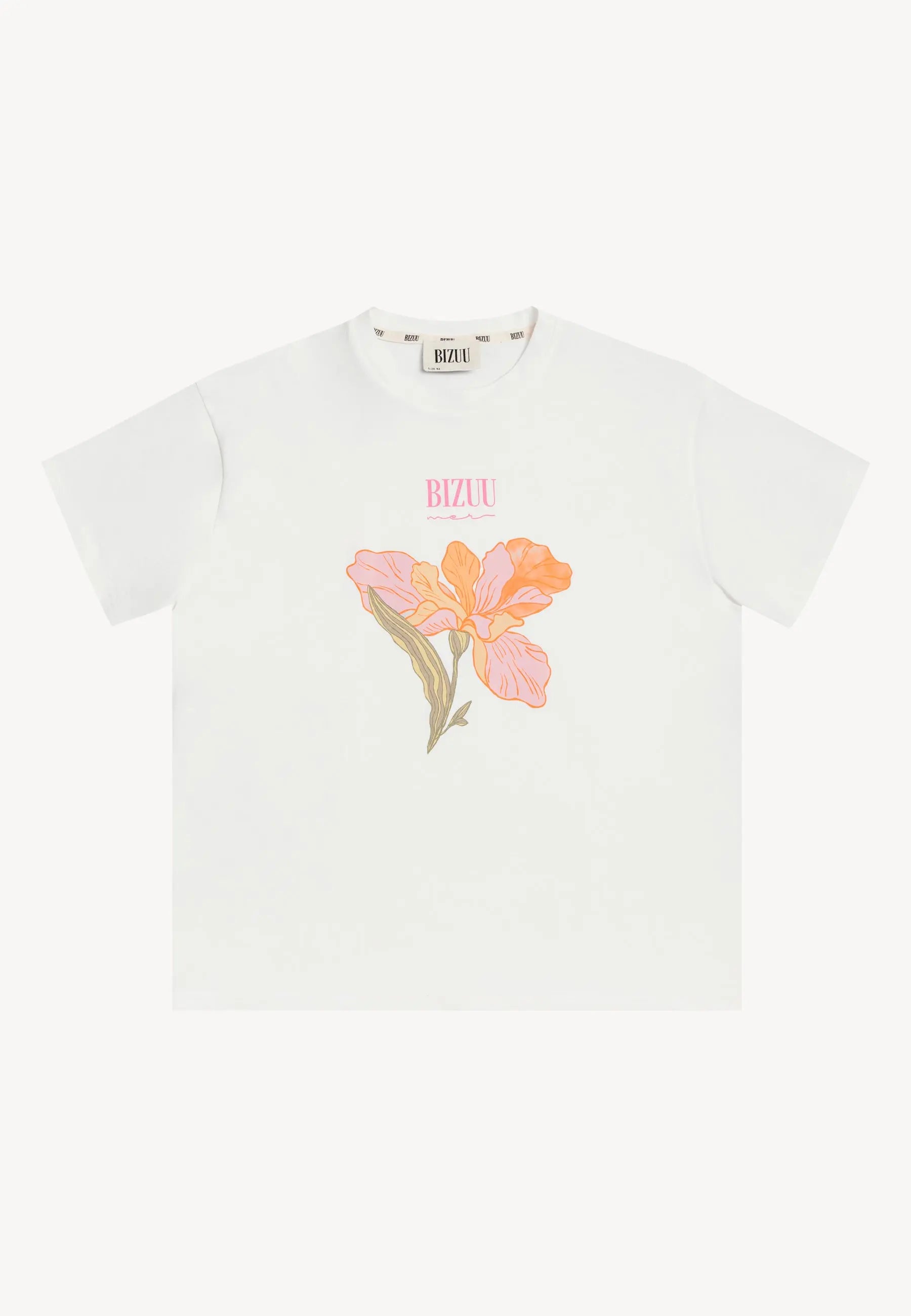 Przód białego T-shirtu z kwiatowym nadrukiem TISHAL.