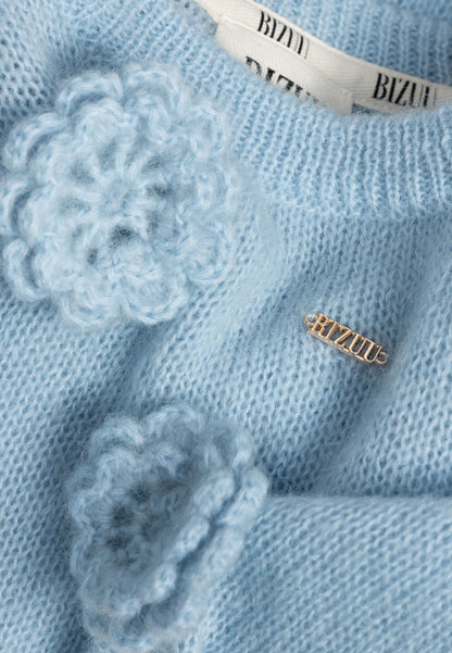 Błękitny sweter z kwiatowymi elementami ADRIS