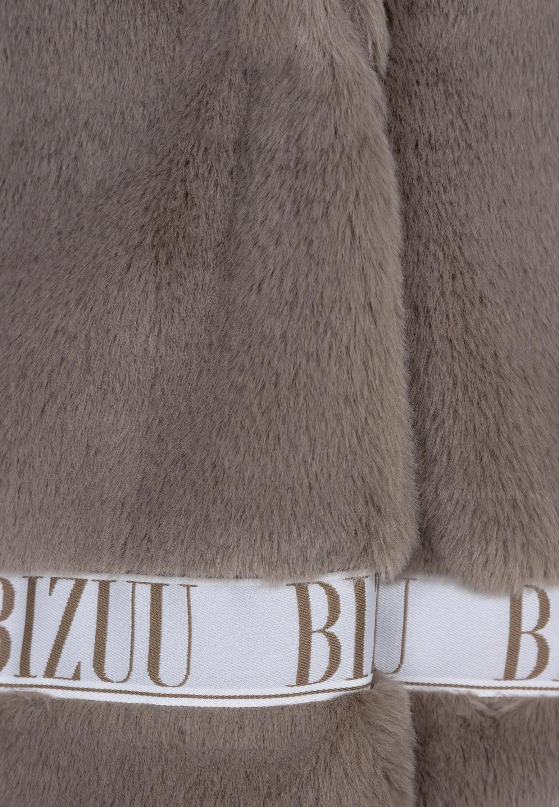 Zbliżenie na logowaną taśmę w futerku GREGORIA taupe.