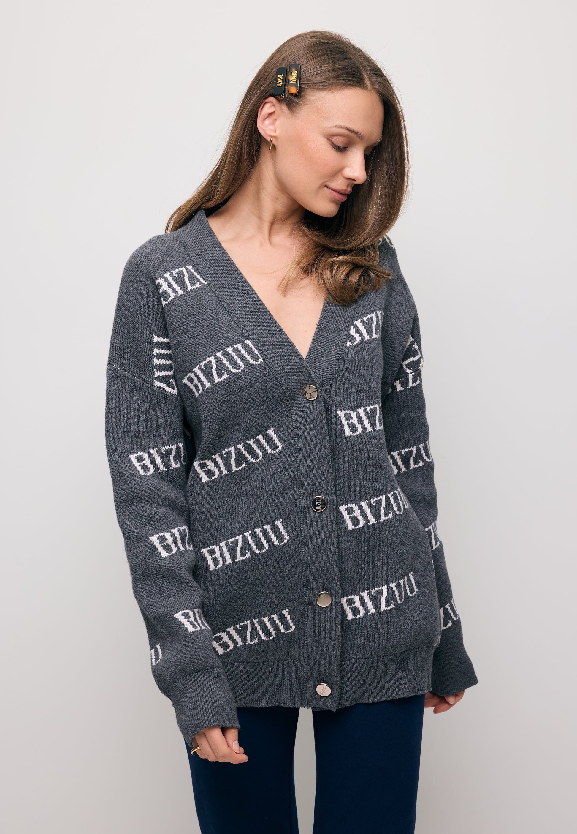 Modelka patrząca w dół ubrana w szary sweter w logowania KYLE.