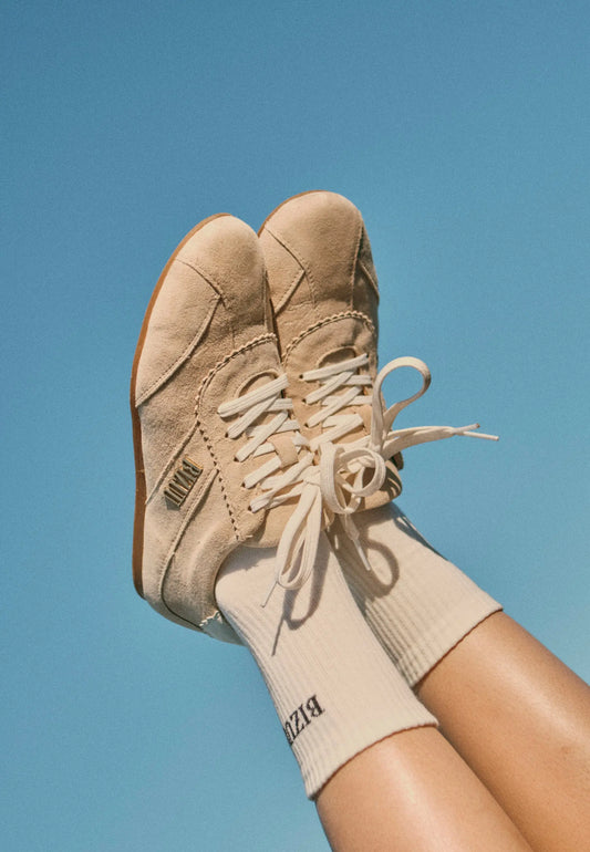 Beżowe zamszowe sneakersy damskie LEOLA