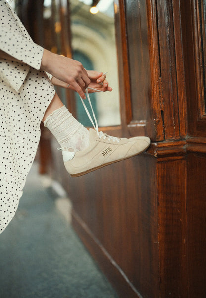 Beżowe zamszowe sneakersy damskie LEOLA
