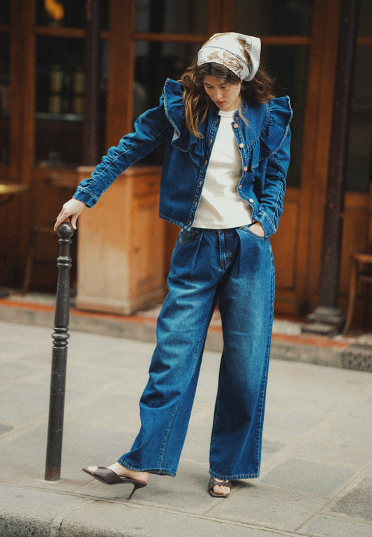 Modelka w granatowych jeansach LEYLA oraz granatowym swetrze ROSSO.