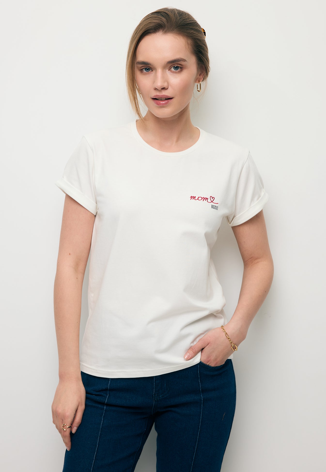 Modelka ubrana w biały T-shirt z haftowanym napisem MOM
