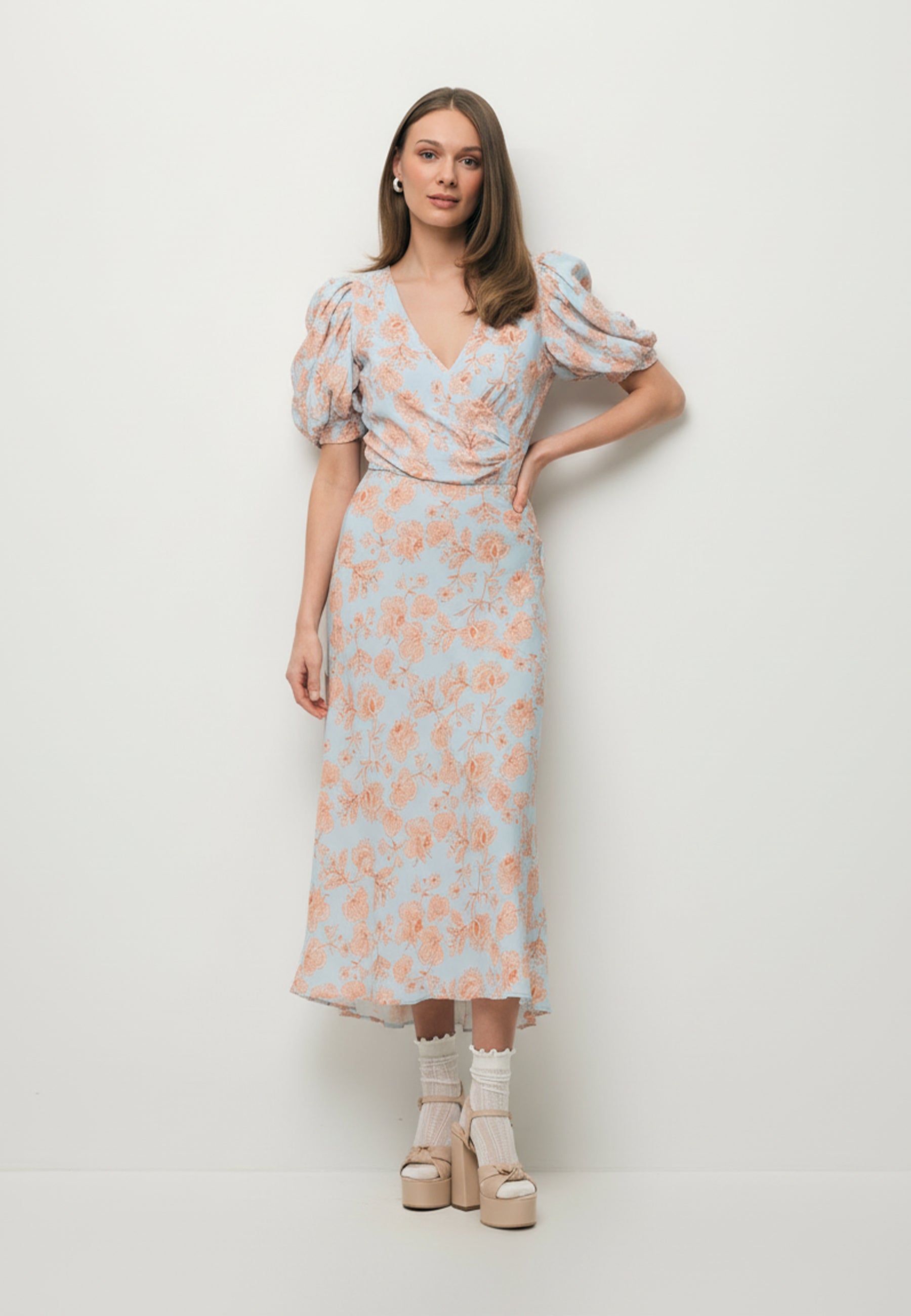 Modelka ubrana w zestaw w kwiatowy print body ORAJA oraz wiskozowa spódniczka BREE.