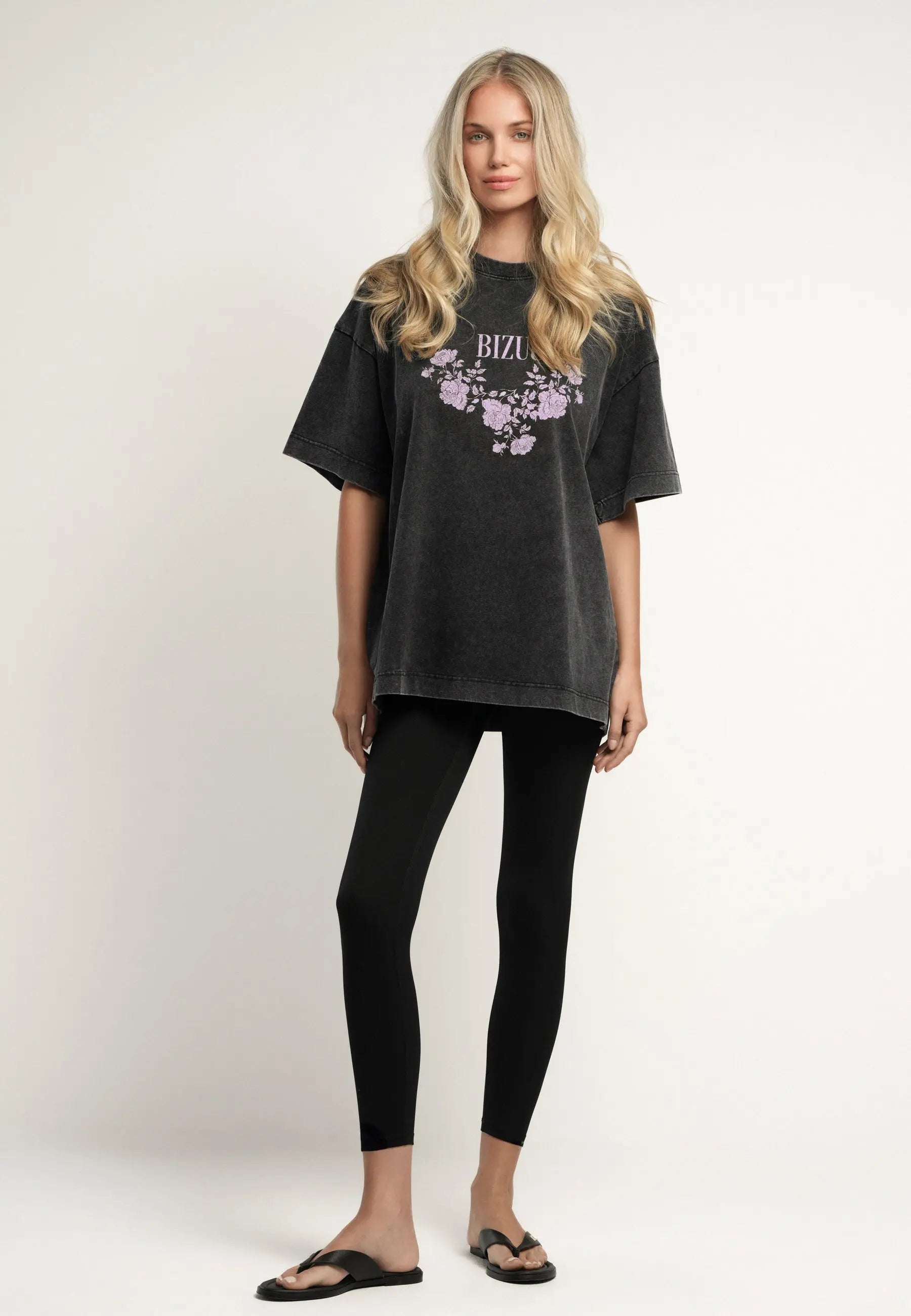 Grafitowy t-shirt PAPLYS z kwiatowym nadrukiem