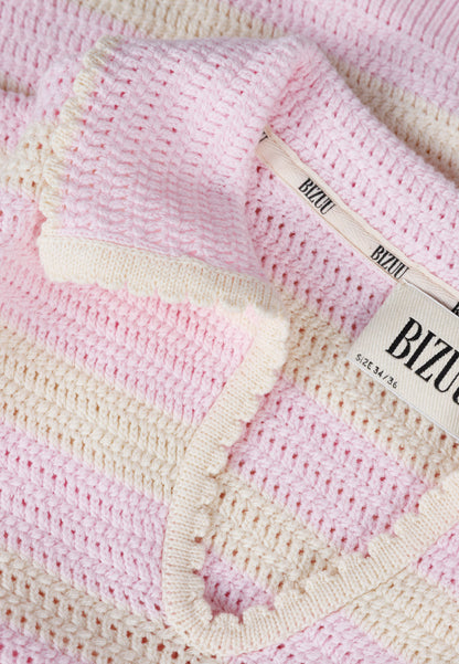 Różowy sweter z ozdobnym kołnierzykiem PELLA