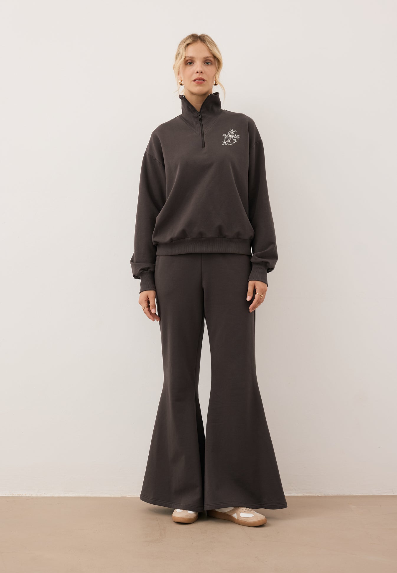 Modelka ubrana w czekoladowy dres damski - bluza TANSY i spodnie ZEIA.
