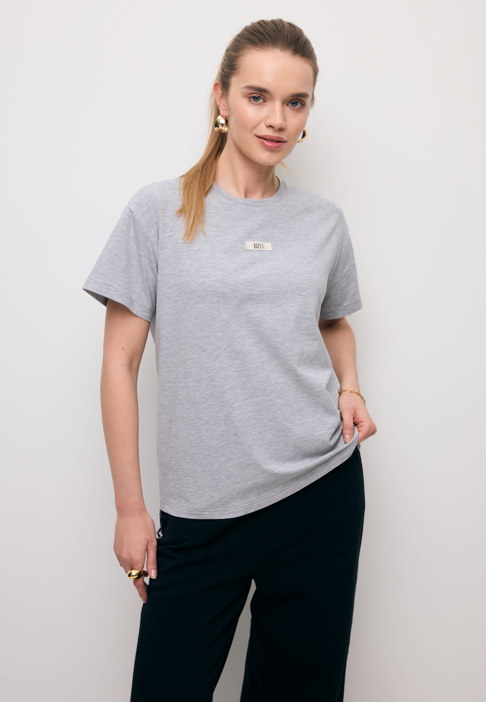 Modelka w szarym, bawełnianym T-shircie TISHALLE.
